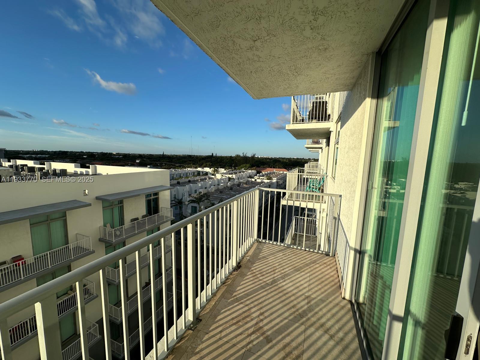 HOLLYWOOD STATION RES CON - Residential