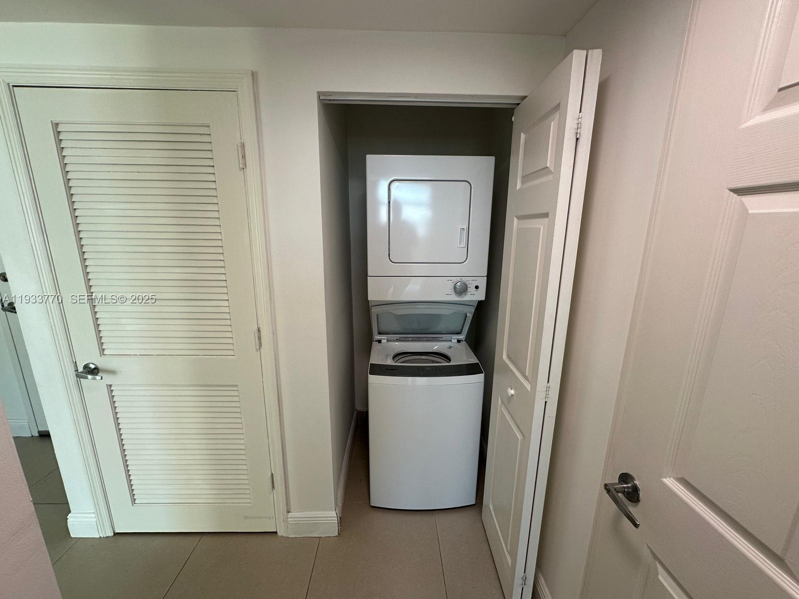 HOLLYWOOD STATION RES CON - Residential