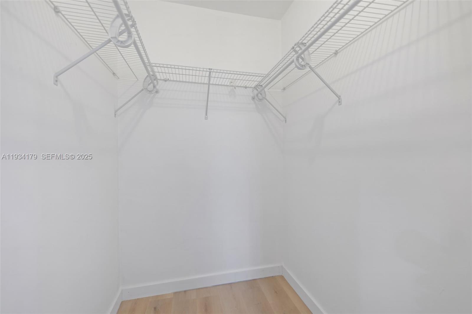 HOLLYWOOD - Residential Income