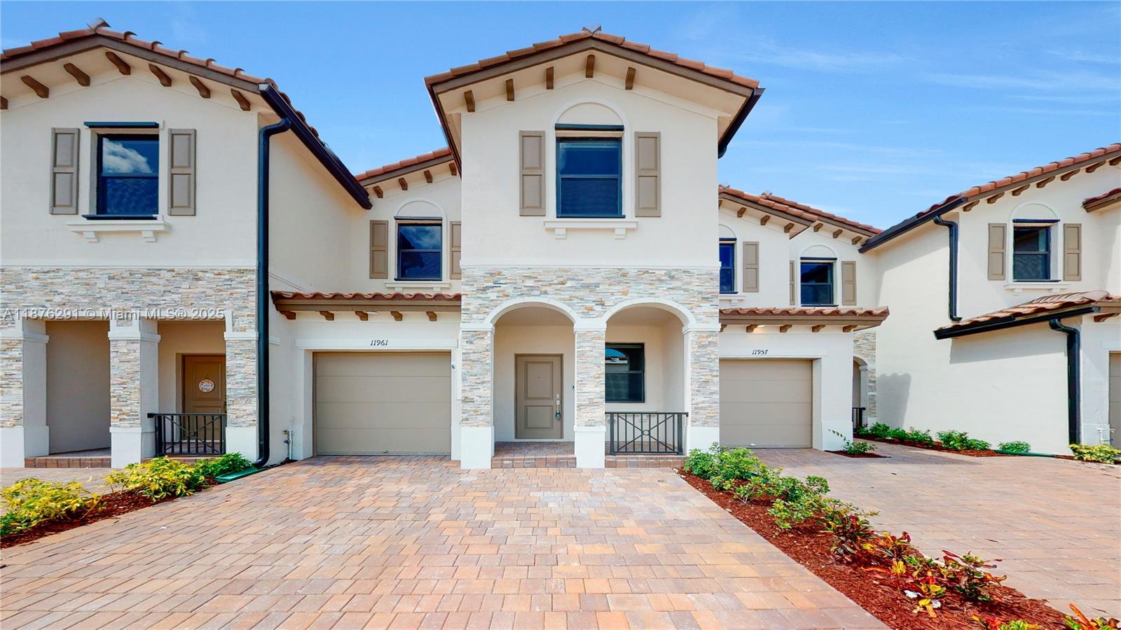 Beautiful home located in Corsica Community, just south of the vibrant city of Miami, convenient location offering elegant shopping, innovative dining experiences and recreational activities such as the Biscayne Coast Wetlands Preserve and the Cauley Square Historic Railroad Village. With 3 amazing bedrooms, and 2/1 bathrooms, don't miss the opportunity, ask for your showing today