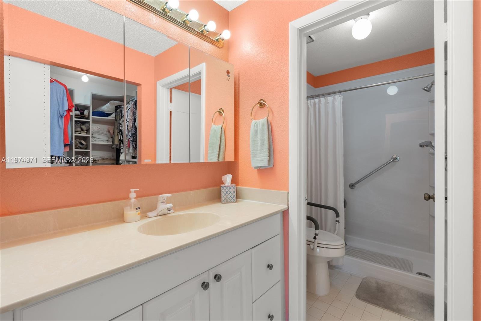 THE LAKES - Residential