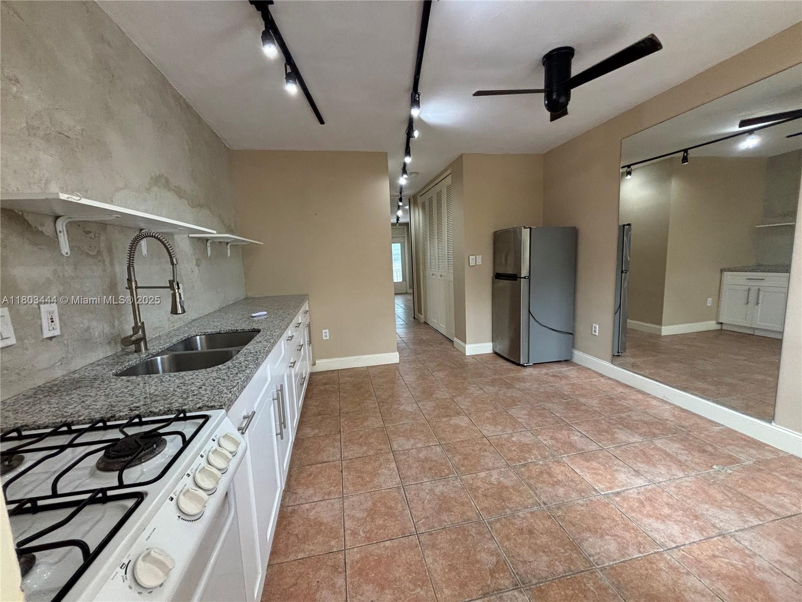 SOUTHERN STAR CONDO - Residential