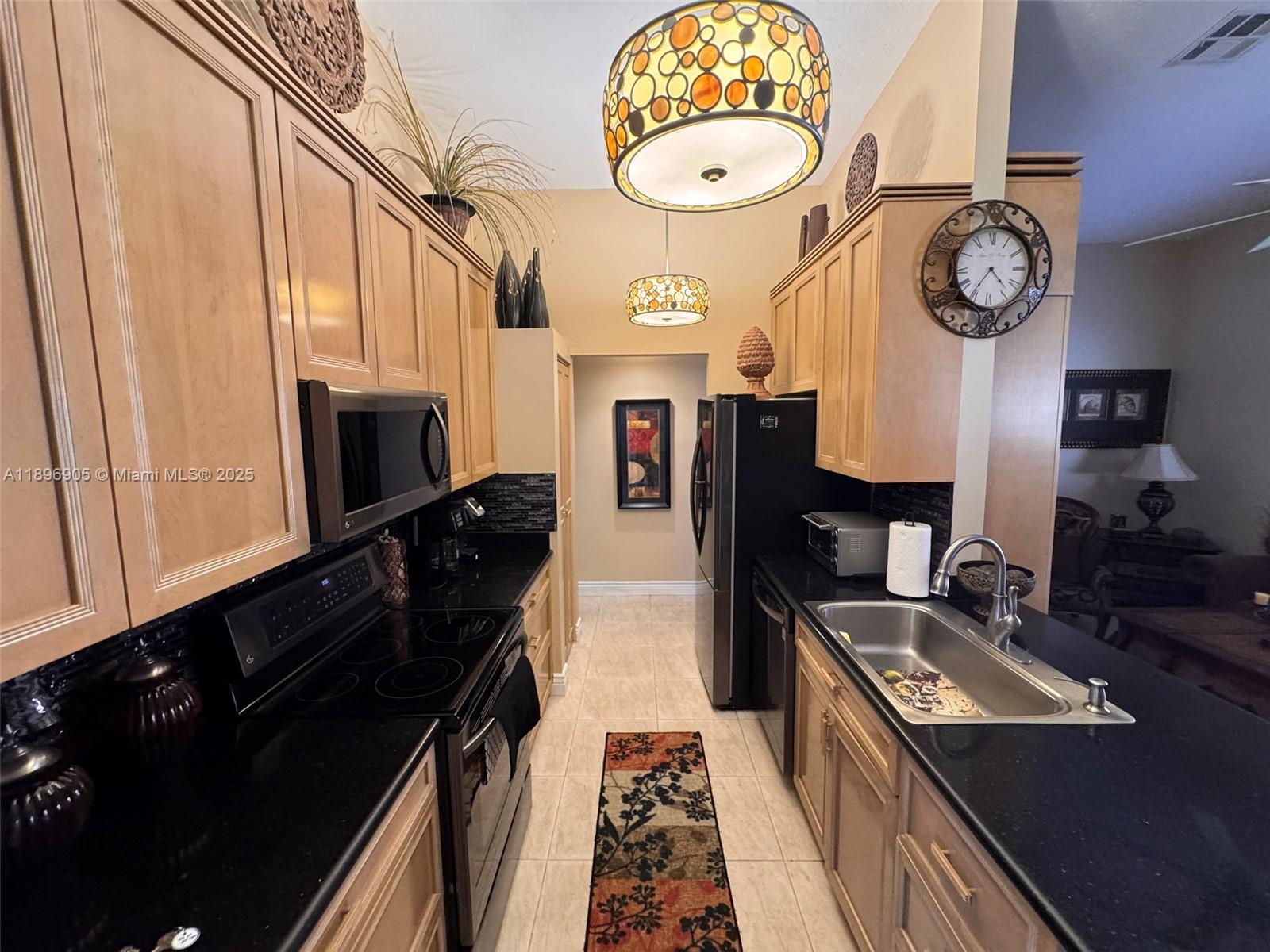 TOWN & COUNTRY ESTATES SE - Residential Lease