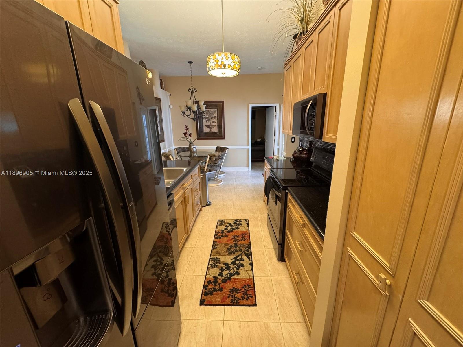 TOWN & COUNTRY ESTATES SE - Residential Lease