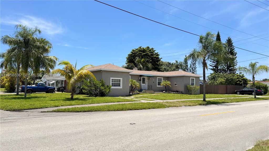 Photo of 1825 N 24th Ave, Hollywood, FL 33020 (MLS # A11958536)