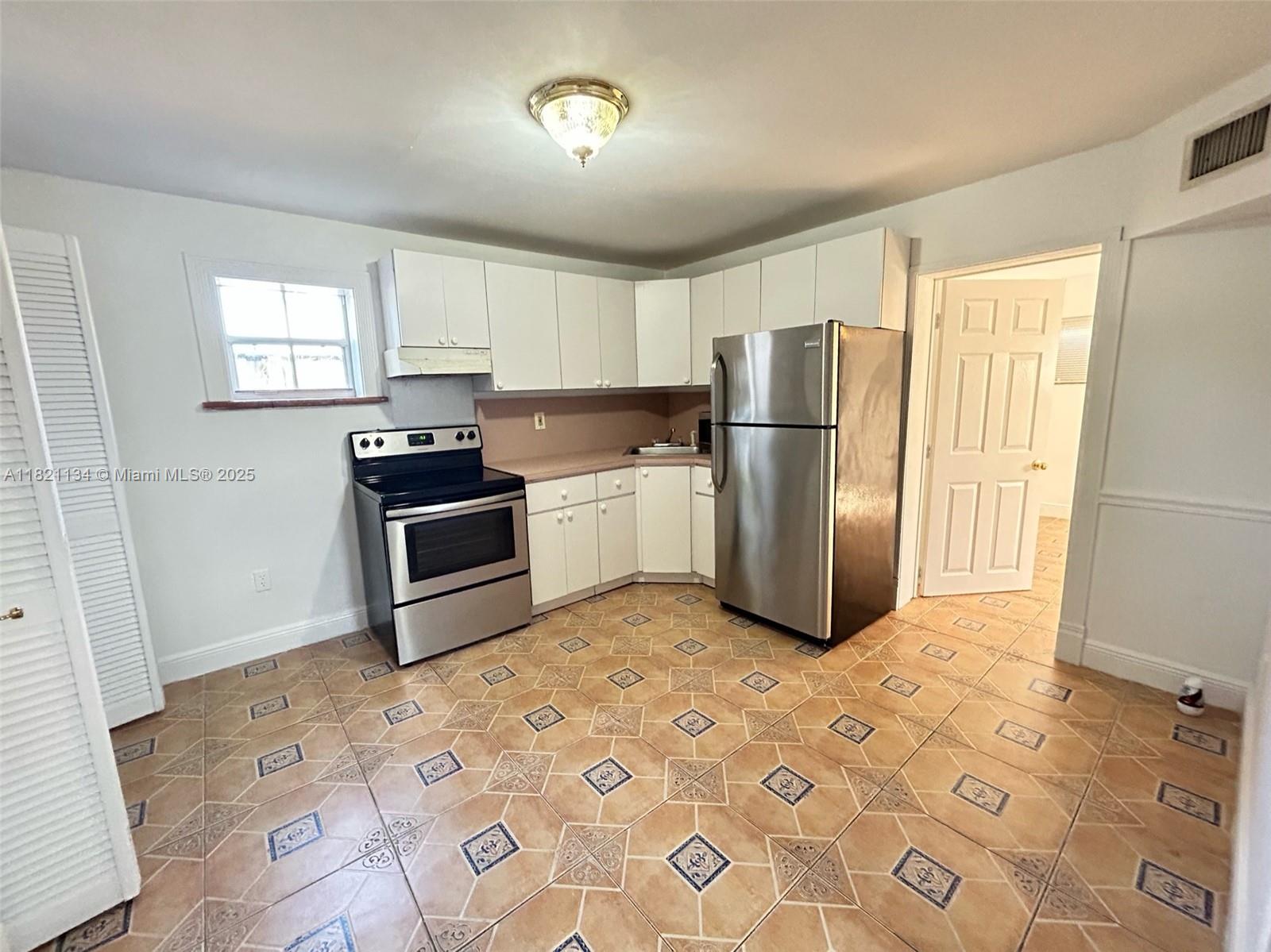 Rental Property at 1919 Thomas St 4, Hollywood, Broward County, Florida - Bedrooms: 1 
Bathrooms: 1  - $1,450 MO.