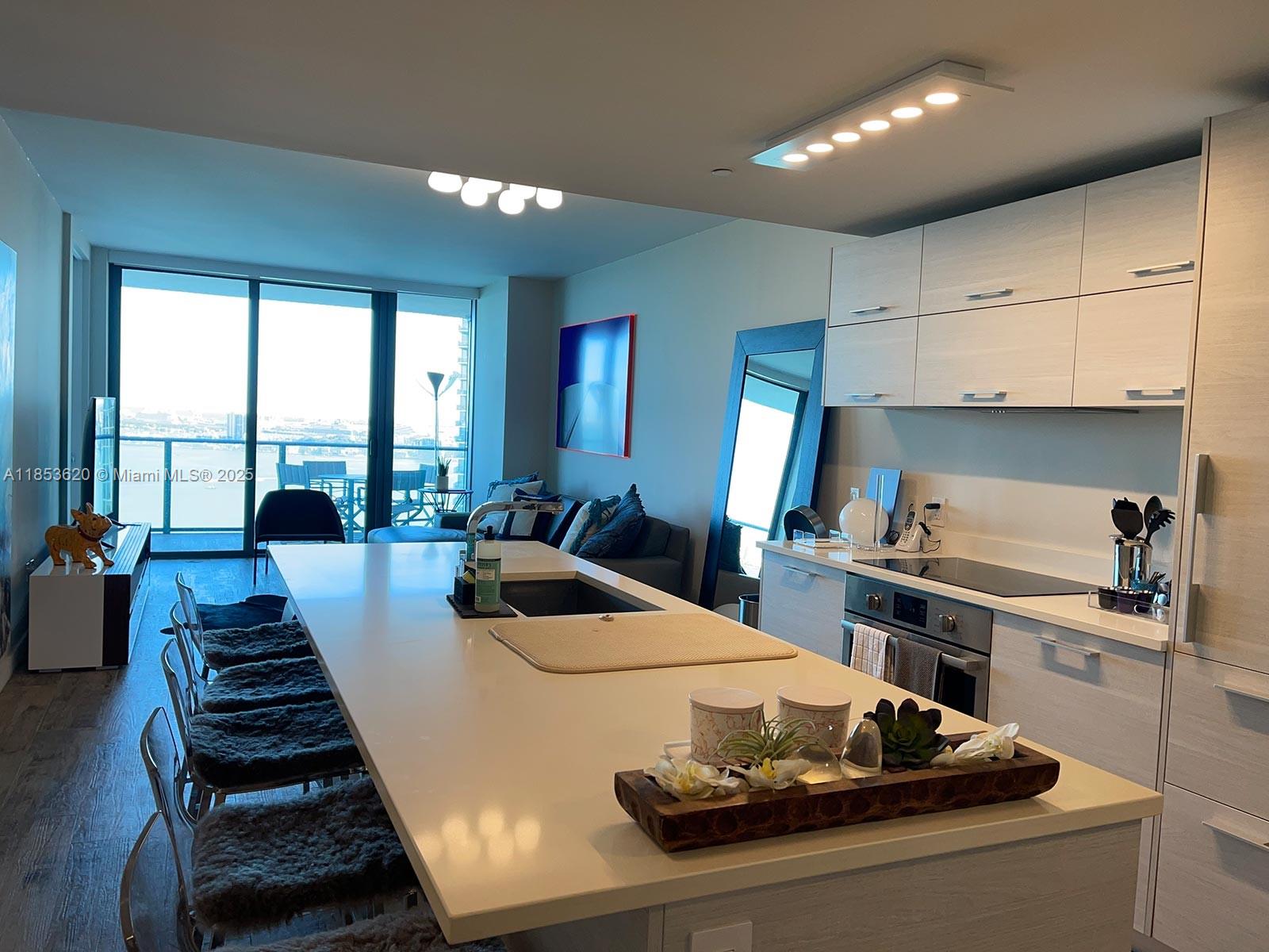 650 NE 32nd St 3005