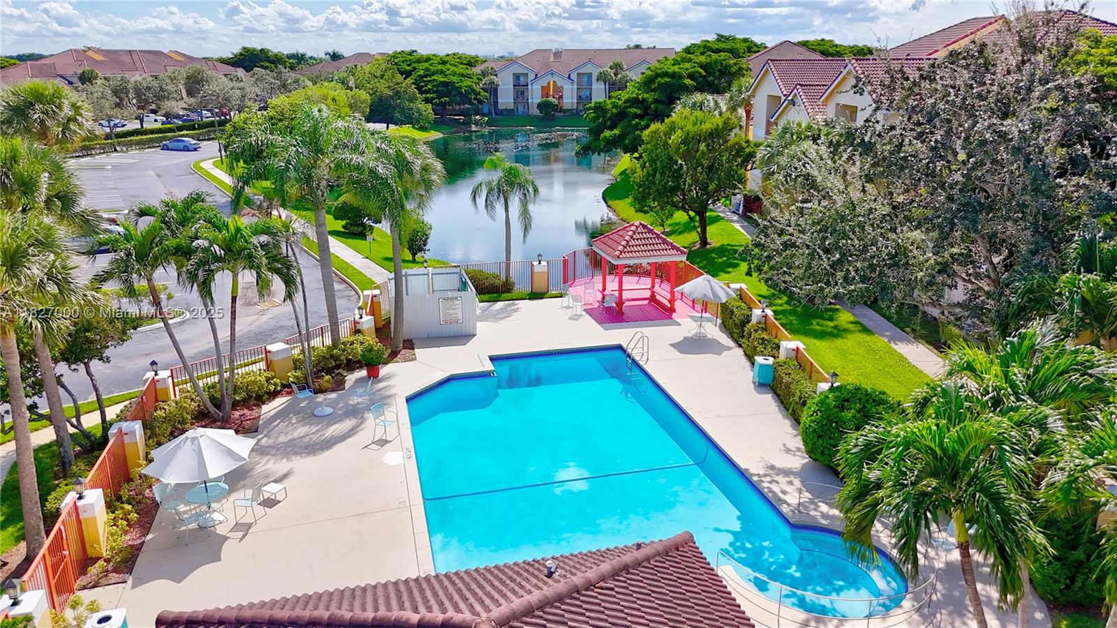 7680 Westwood Dr 823, Tamarac, FL, 33321/$288,500 3 7680 Westwood Dr 823