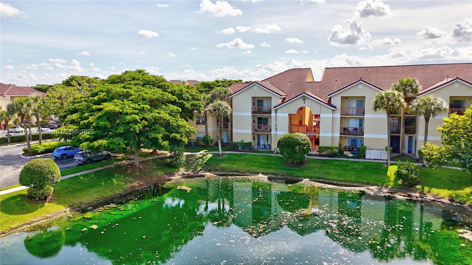 7680 Westwood Dr 823, Tamarac, FL, 33321/$288,500 4 7680 Westwood Dr 823
