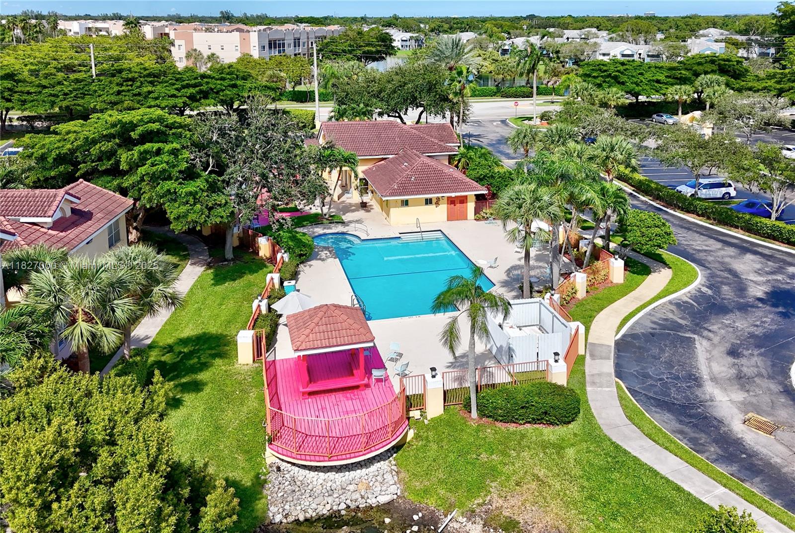 7680 Westwood Dr 823, Tamarac, FL, 33321/$288,500 2 7680 Westwood Dr 823