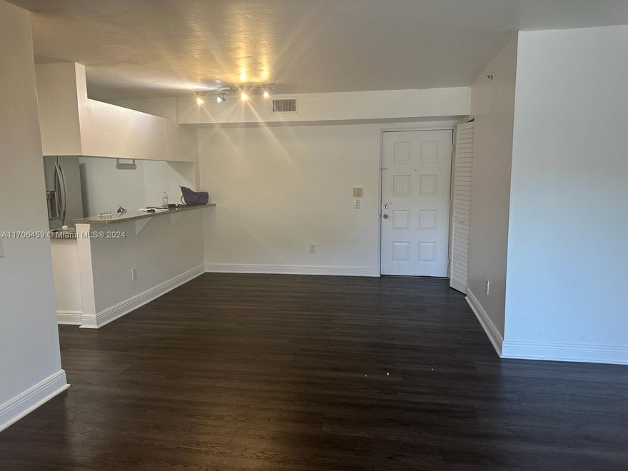 This 3-bedroom, 2-bathroom unit is located in the gated community of Pinehurst Club. It boasts an excellent location, with proximity to Downtown Hollywood, shopping centers, highways, beaches, and Fort Lauderdale International Airport.
An ideal investment opportunity, the property is currently rented, call LA for showings.