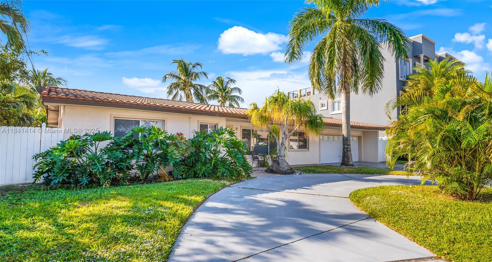 Waterfront single family home in Pompano. Bright and spacious. 3B/2B + office/den. Backyard and swimming pool area facing South. Fantastic location East of US 1. Minutes from the beach, restaurants and shops.Start living the Florida lifestyle now. Dock space limited (Boat up to 25 FT)