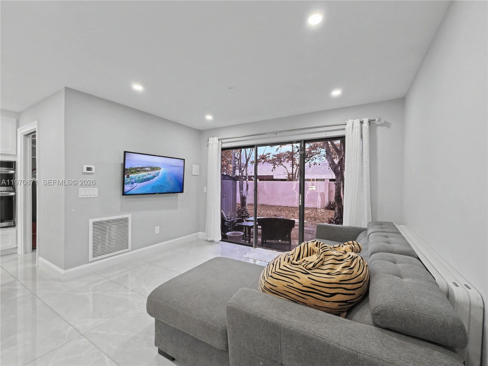 CLASSIC TOWNE HOUSES WEST - Residential