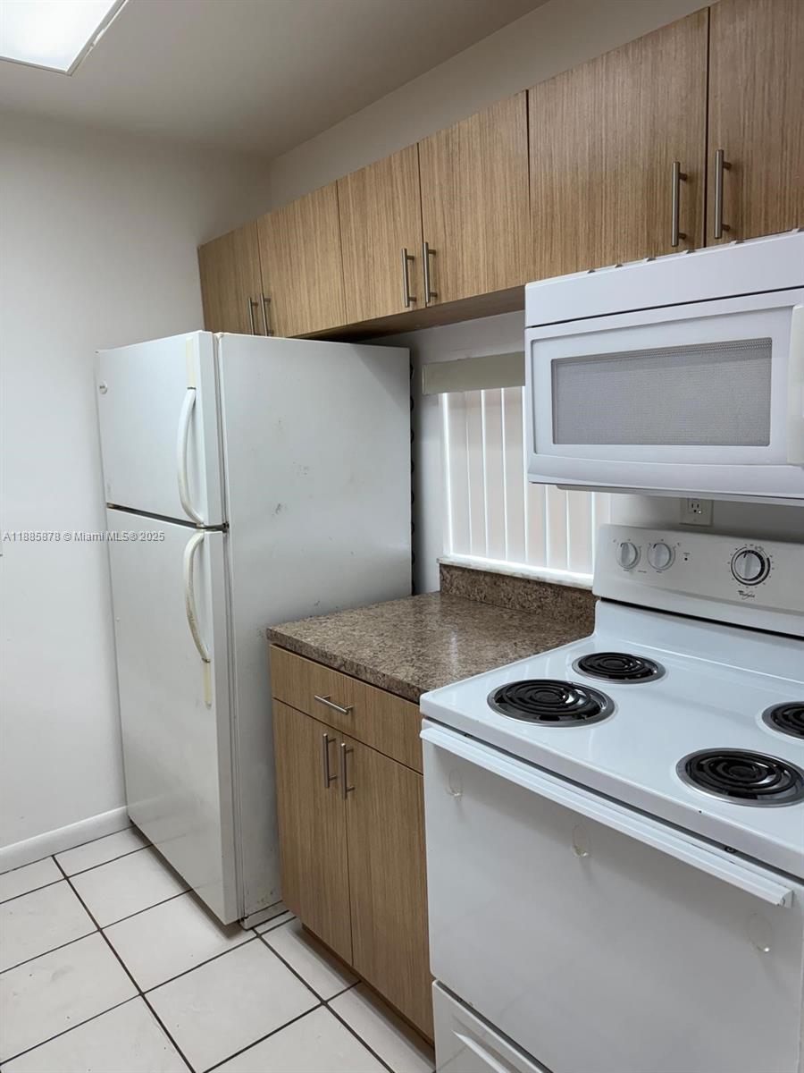 LAKESHORE AT UNIVERSITY P - Residential Lease