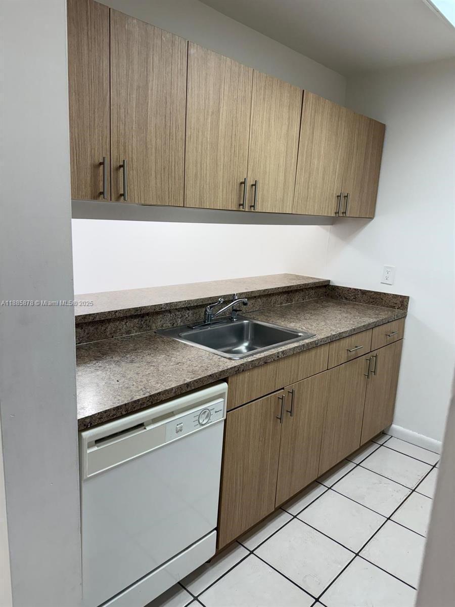 LAKESHORE AT UNIVERSITY P - Residential Lease