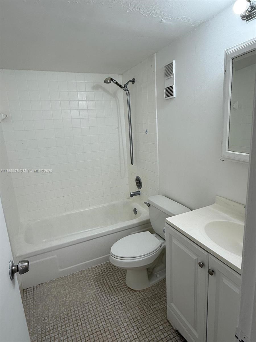 LAKESHORE AT UNIVERSITY P - Residential Lease