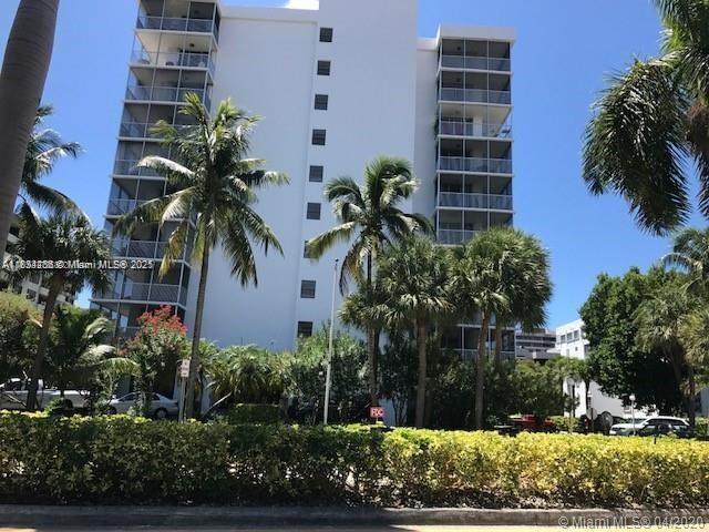 Great unit, spacious, close to the beach new kitchen and baths, ready to move in.
