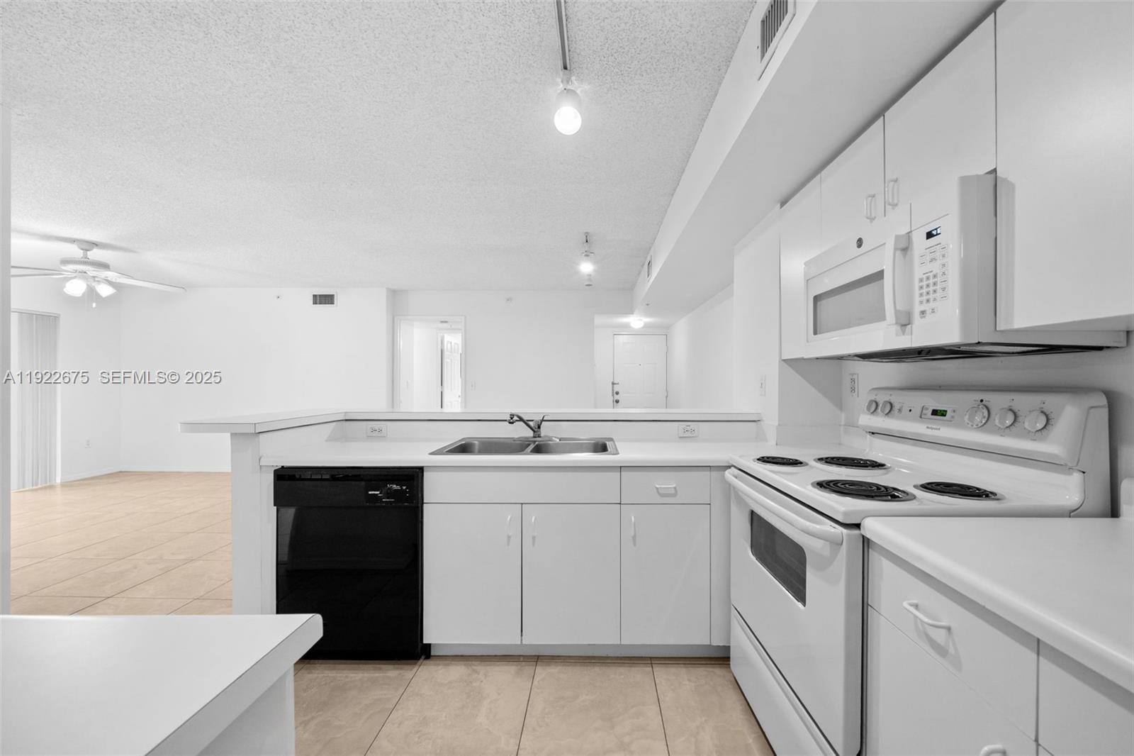 ROYAL GRAND CONDO - Residential