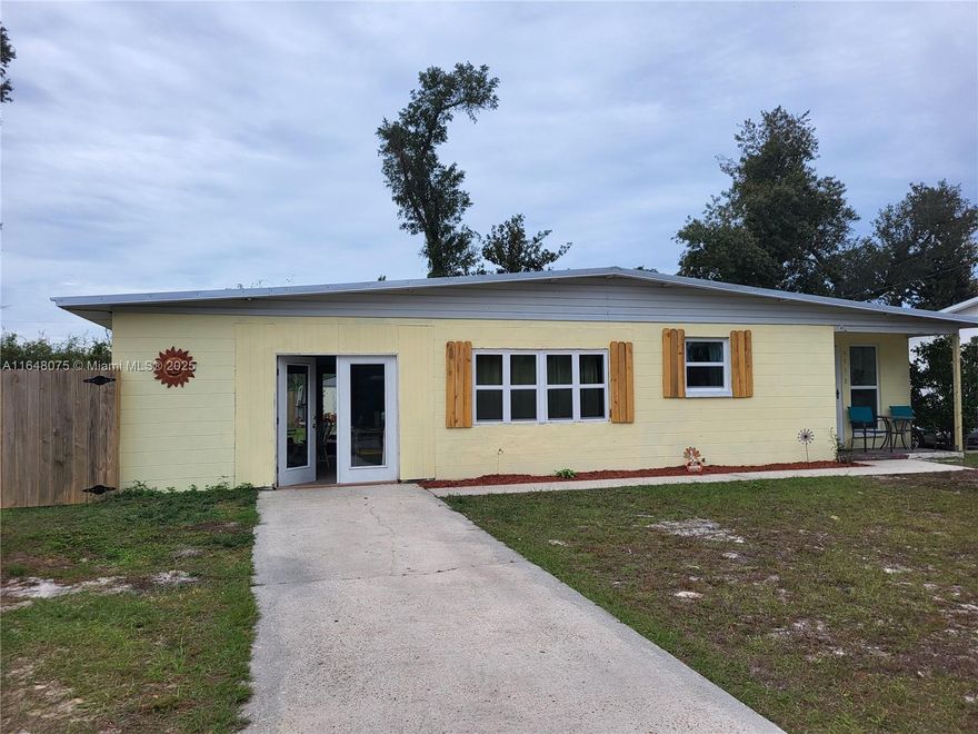 This beautiful 1500 square feet single family home has 3 bedrooms and 2 bathrooms. This home
was built in 1960 and renovated in 2023. Property is fenced in.  The lot is 10,018 sq ft. 4 parking spaces. Has well maintained A/C.
Washer and dryer hookups. This property is conveniently located close to Tyndall AFB. Great potential for a quick
refresh, resale or profitable rental.
Close to restaurants and shopping plaza and has great schools in the area. 
There is a 5 acre Environmental Park that backs up to the property. Come quick as it won’t last long on the market!