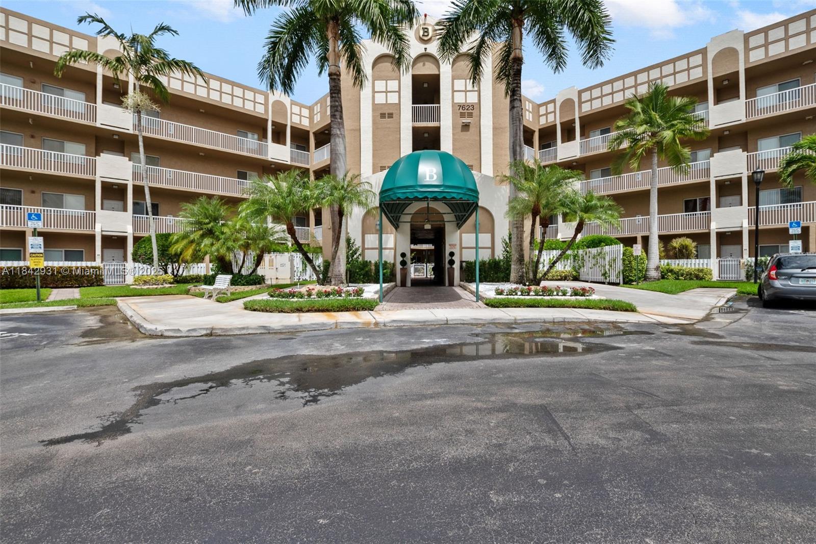 WALK IN THIS BEAUTIFUL CONDO AND YOU WILL FEEL AT HOME! NOT ONLY ARE YOU BUYING A WONDERFUL PLACE TO LIVE, BUT ARE BUYING INTO AN ACTIVE COMMUNITY WITH OVER 75 CLUBS AND DAILY SOCIAL EVENTS. CONDO HAS OPEN FLOOR PLAN WITH GORGEOUS DIRECT LAKE VIEW WITH AMAZING SUNSETS. GUEST ROOM HAS HUGE WALK-IN CLOSET FOR EXTRA STORAGE SPACE.
FURNITURE NEGOTIABLE COURTESY BUS. SOUTHAMPTON HAS CLUBHOUSE WITH SMALL GYM AND TENNIS AND PICKLEBALL COURTS. NICE SIZE POOL. KINGS POINT HAS FREE STANDING THEATER WITH LIVE SHOWS ON SATURDAY NIGHT AND FREE MOVIES DURING THE WEEK, STATE OF THE ART GYM, WORKOUT CLASSES, HOBBY ROOMS WITH CARPENTRY, CARD ROOMS, AND INDOOR AND OUTDOOR POOLS. CLUBHOUSE DEED FULLY PAID TRANSFERS AT CLOSING TO BUYER. A MUST SEE!!