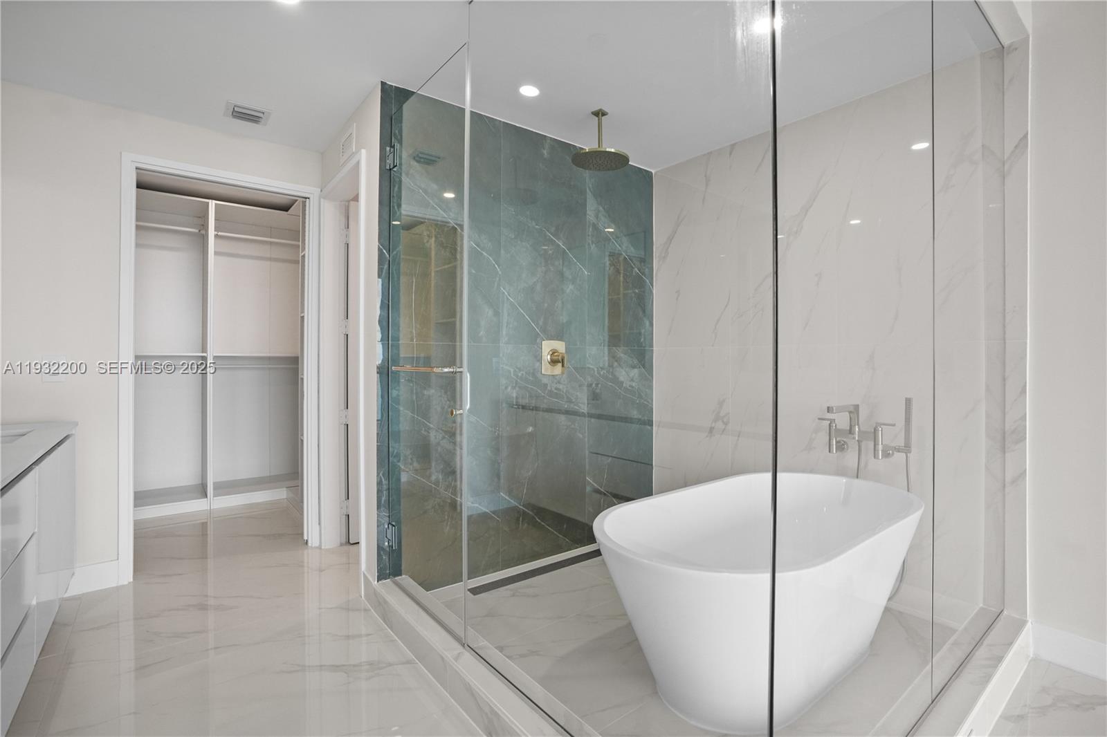 ARIA RESERVE - Residential Lease