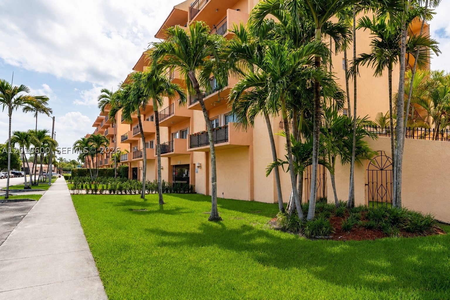 1900 W 54th St 220