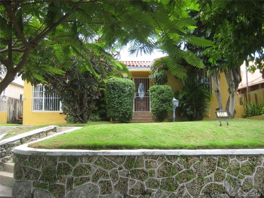 Location! Location !  "The Roads " Brickell Area, Spacious house with wood floors
 Three bedroom, two baths, Central A/C, Modern Stainless Appliances . Washer and Dryer, Steps to Mary Brickell Village,  Key Biscayne beaches, Brickell, Downtown Miami, Metro Rail, Coral Gables, I-95 ... Big Backyard with trees - Private Parking
Property Available in March 2019 - DO NOT DISTURB TENANTS - PLEASE CALL AGENT TO SCHEDULE SHOWING