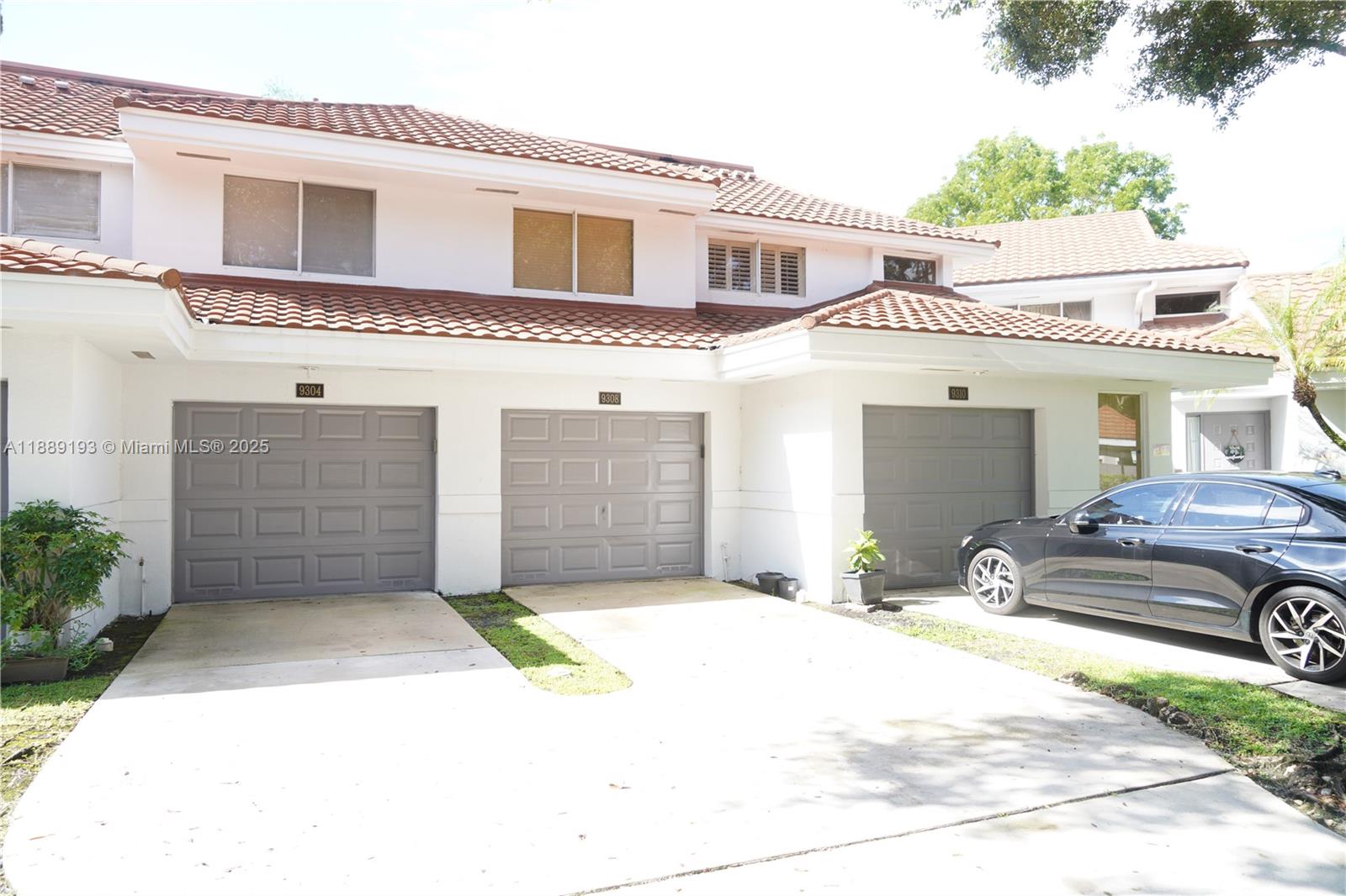 GORGEOUS CONDO IN SOUGHT AFTER PARC COURT IN PLANTATION. RECENTLY RENOVATED WITH BRAND NEW KITCHEN, QUARTZ COUNTER TOPS, NEW WATER RESISTANT FLOORING. SPACIOUS PROPERTY CONVENIENTLY LOCATED NEAR MAIN ROADS, CENTRAL PARK AND SHOPPING. SPLIT FLOORPLAN WITH ATTACHED GARAGE AND PLEASANT BALCONY. MUST SEE!!!