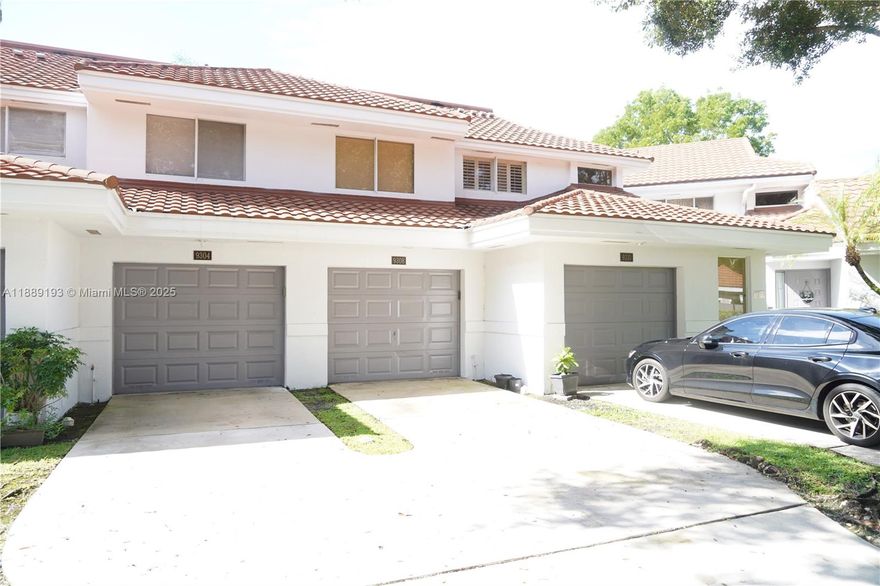 GORGEOUS CONDO IN SOUGHT AFTER PARC COURT IN PLANTATION. RECENTLY RENOVATED WITH BRAND NEW KITCHEN, QUARTZ COUNTER TOPS, NEW WATER RESISTANT FLOORING. SPACIOUS PROPERTY CONVENIENTLY LOCATED NEAR MAIN ROADS, CENTRAL PARK AND SHOPPING. SPLIT FLOORPLAN WITH ATTACHED GARAGE AND PLEASANT BALCONY. MUST SEE!!!
