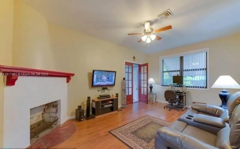 LAUDERDALE - Residential Lease