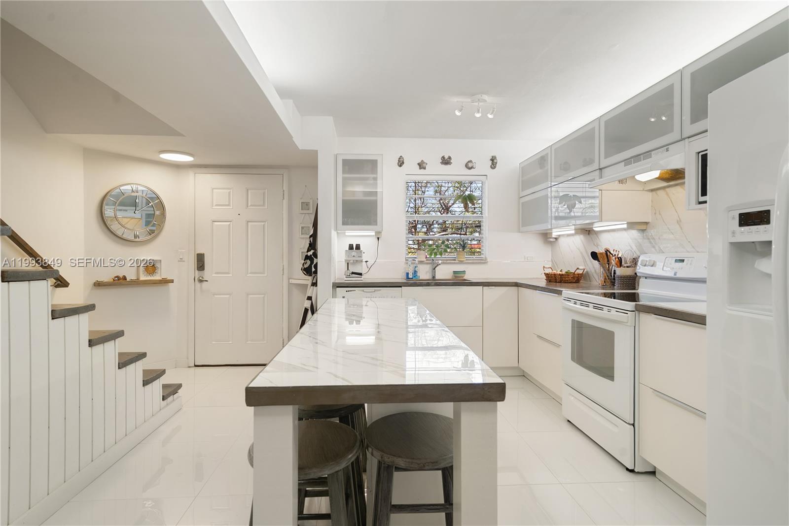 HOLIDAY BY THE SEA - Residential