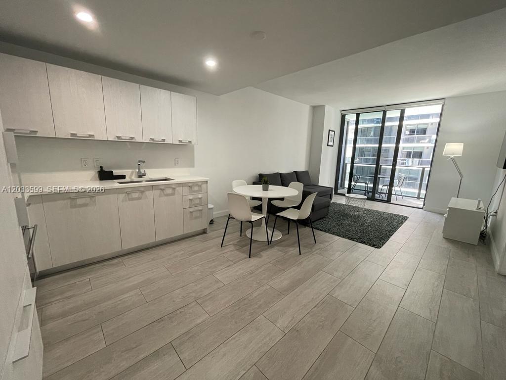 45 SW 9th St 1407