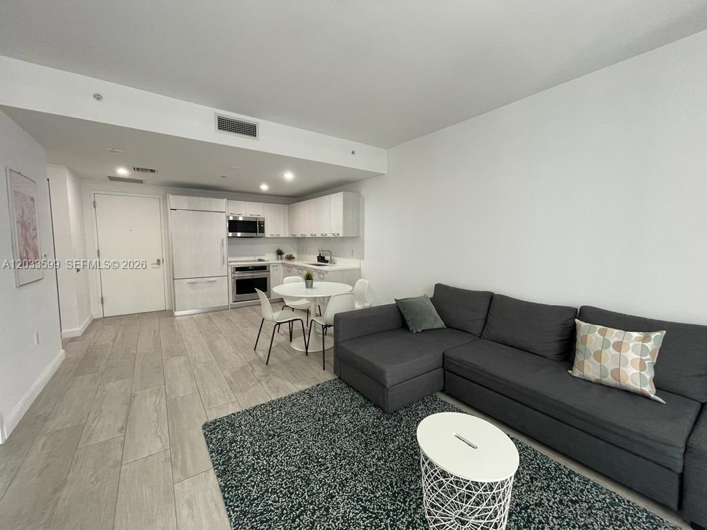 45 SW 9th St 1407