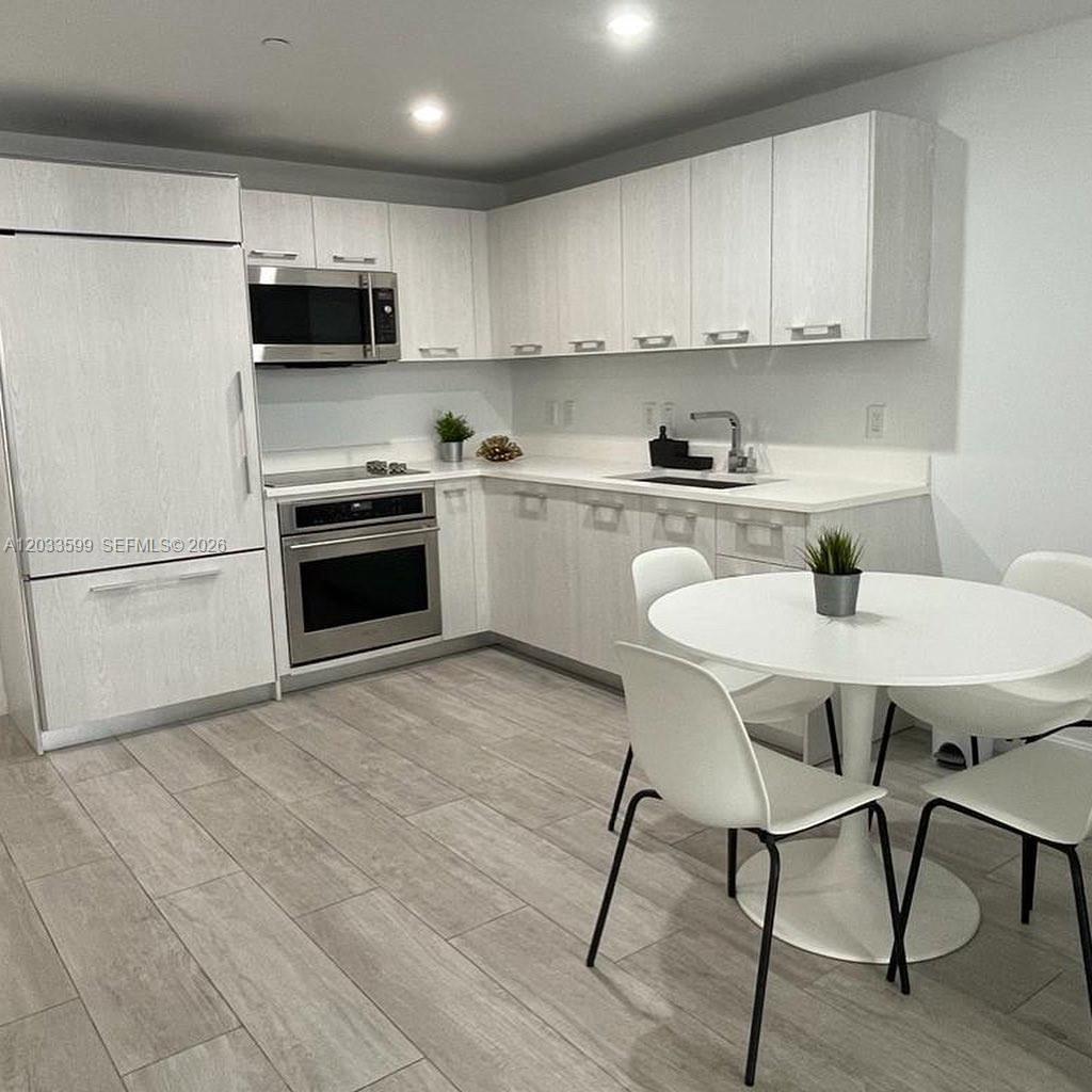 45 SW 9th St 1407