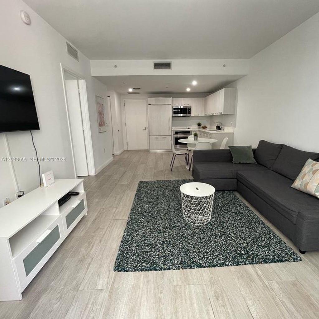 45 SW 9th St 1407