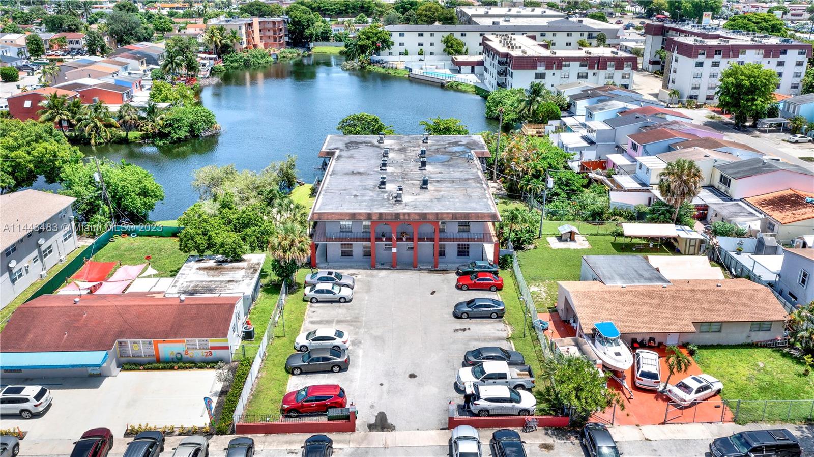 Main image without alt text