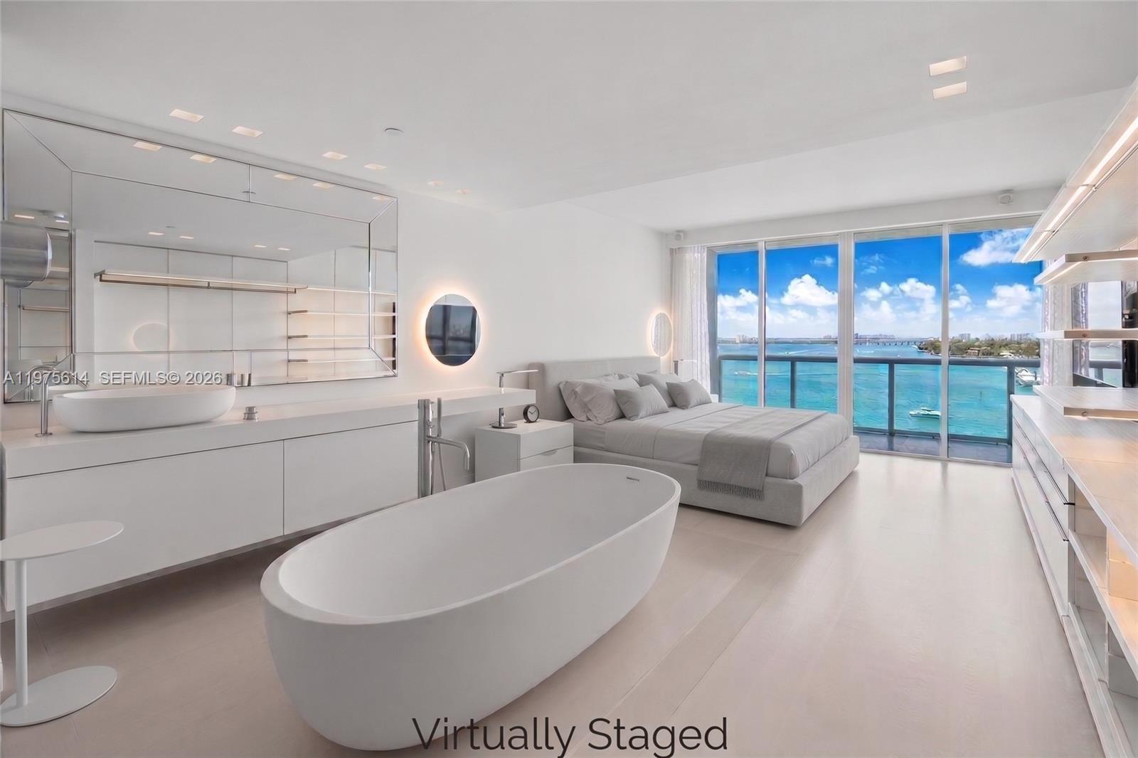 10 Venetian Way 904