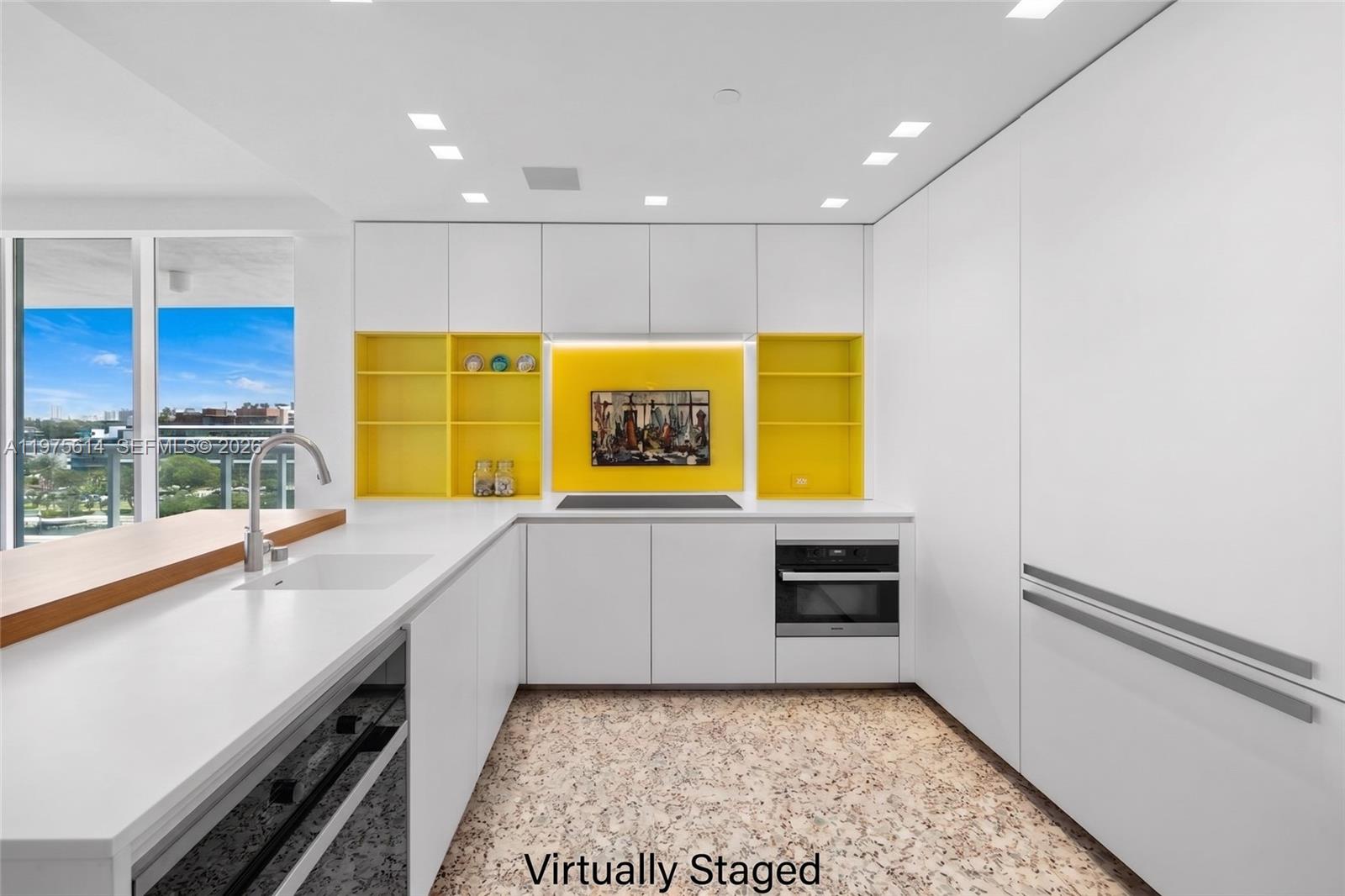 10 Venetian Way 904