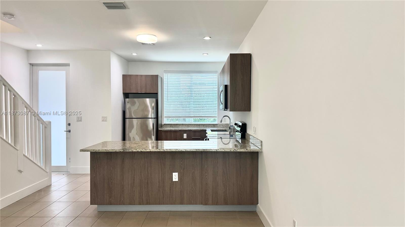 Beautiful and spacious townhouse with 2 bedrooms, 2.5 baths, lots of natural light, a private patio, and access to a beautiful community garden. The home includes one parking space and in-unit washer and dryer.
Great location! Close to Biscayne Blvd, shops, restaurants, parks, and just a quick drive to the beaches, Bal Harbour, and FIU Biscayne Bay Campus. Easy access to highways.