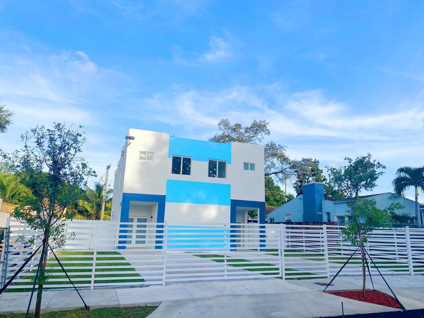Beautiful New Construction Duplex for Rent . This excepcional and modern property  consist each unit has an area 3 bedrooms 2 1/2 bathrooms , ample outdoor and relaxation and entertainment .
The interior is thoughtfully designed with contemporary finishes ,Wood Kitchen cabinets Big counter with lights, Stainless steel appliances , Washer and Dryer Inside . The property has 9" high ceilings, is Fence throughout, providing security and protection overall , plus impact windows and doors , modern porcelain Floor 32x32 A must see