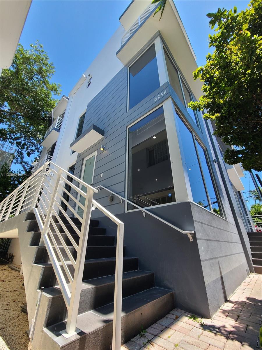 Updated 3/3 Townhouse on 2nd and 3rd floor of 3-story 2017 building. Assigned Parking, Private W/D, fantastic 800sqf rooftop & semi-private entrance in gated boutique complex. The Unit has 1 bedroom and 1 bathroom on the first level, and 2 2bedrooms each with on-suite bathrooms on the 2nd level. The W/D are new and in a separate laundry room in the hallway of the 2nd level. The unit also has a private Video intercom, ideal for deliveries.
Call for more information and a private showing, vacant and available immediately!