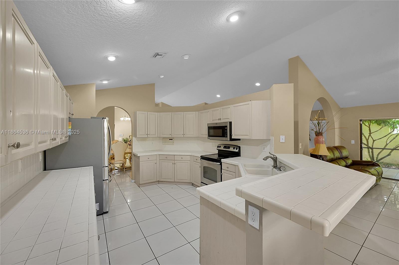 LEXINGTON LAKES - Residential