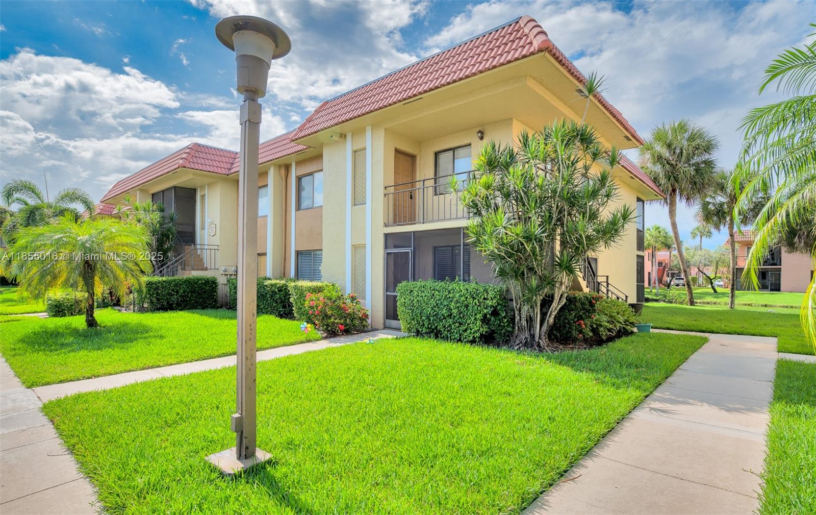 305 Lakeview Dr 104