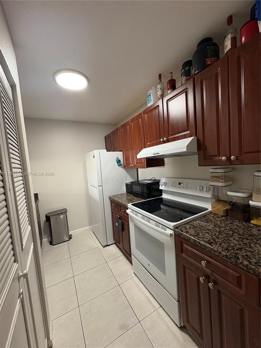 LAKEWOOD VILLAGE - Residential Lease