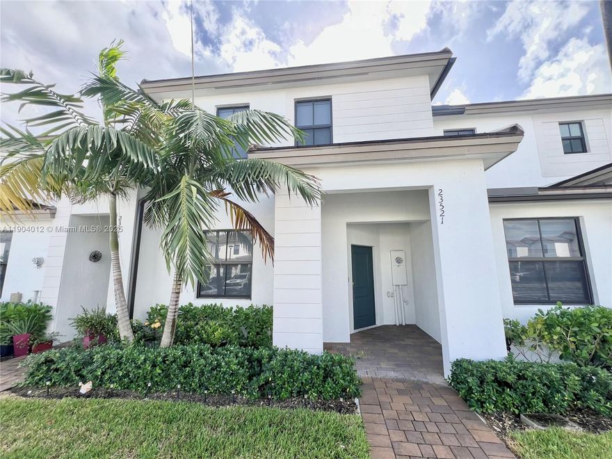 BRAND NEW VILLA AT THE NEW LENNAR COMMUNITY SIENA RESERVES SOUTH. 3 BED AND 2.5 BATH READY TO
MOVE IN!!!! CLOSE TO MANY SHOPPING PLAZAS, THE FALLS MALL, RESTAURANTS, URGENT CARES AND MORE.
EASY TO SHOW!! HOME INCLUDES WASHER/DRYER & BLINDS.