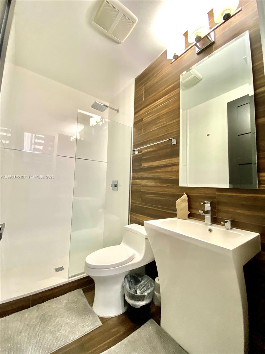 HOLLYWOOD LAKES SEC - Residential Lease