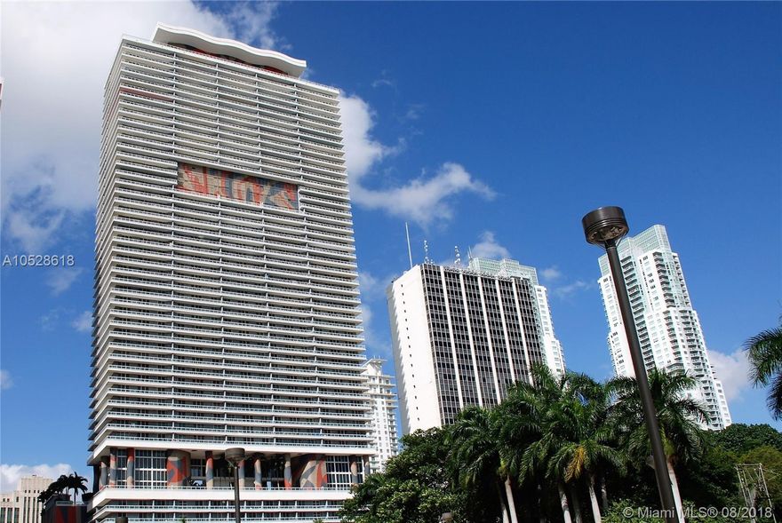 This beautiful unit faces East, you will enjoy living in Downtown Miami. Do not miss the opportunity at this great price. Unit has panoramic views, but no balcony. Five stars amenities, such as concierge, lap pool, gym and spa club. Just across the street from all entertainment downtown offers to its residents.