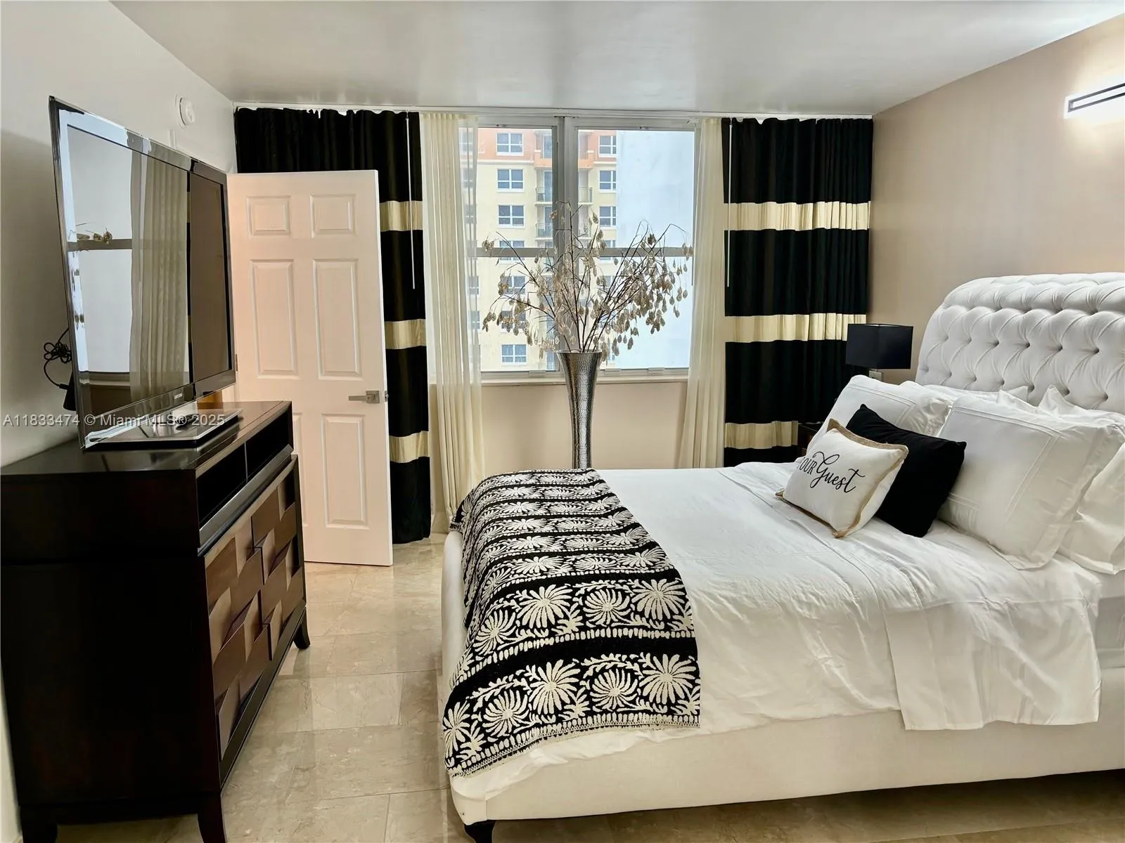 Hallandale Beach, Florida 33009, United States, 1 Bedroom Bedrooms, ,2 BathroomsBathrooms,Residential,Active,163103