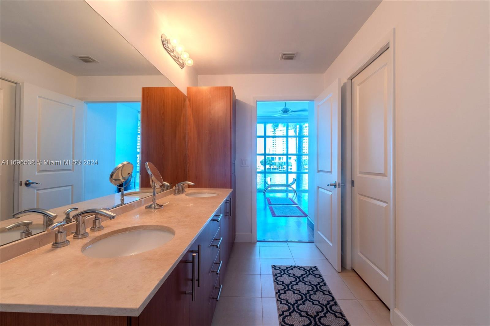 1945 S Ocean Dr M5