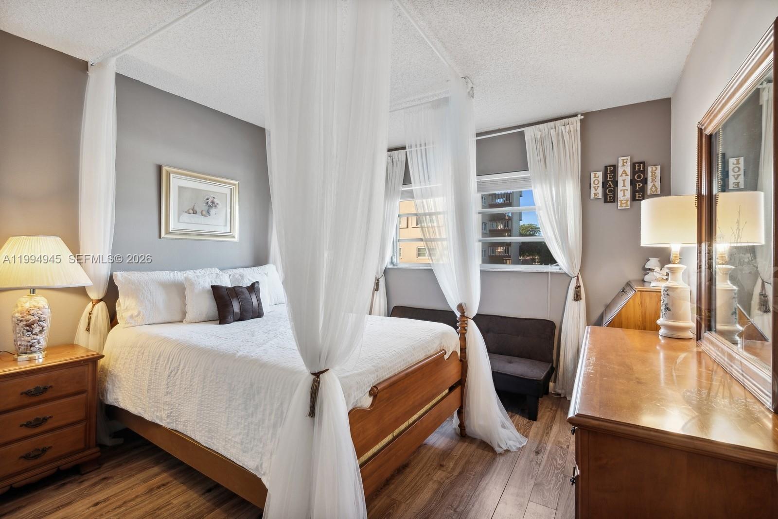 BEVERLY HILLS CONDO NUMBE - Residential Lease